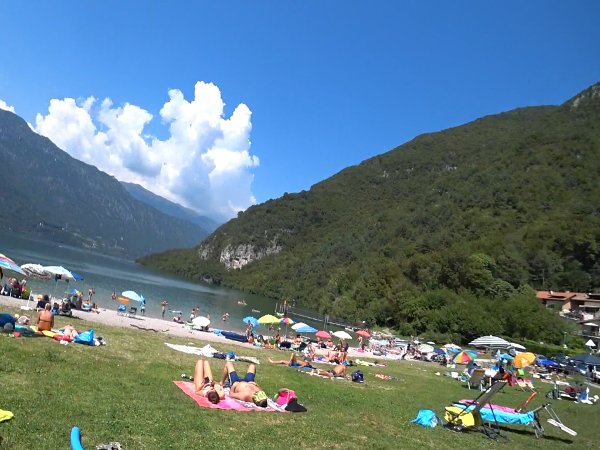 villa-idro-lake-beach-public