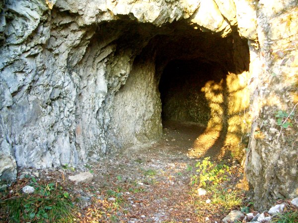villa-idro-lake-natural-park-defense-tunnel-5