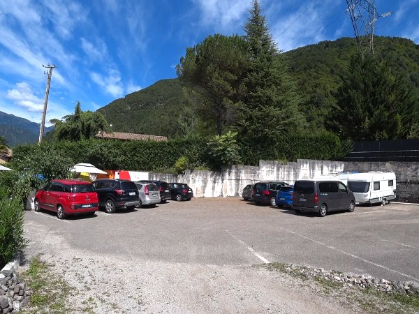 villa-idro-lake-parking