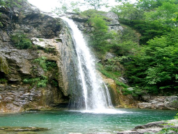 villa-idro-lake-travel-waterfall-3
